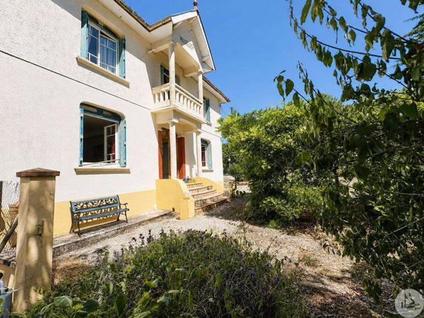Maison avec 6 chambres et piscine.