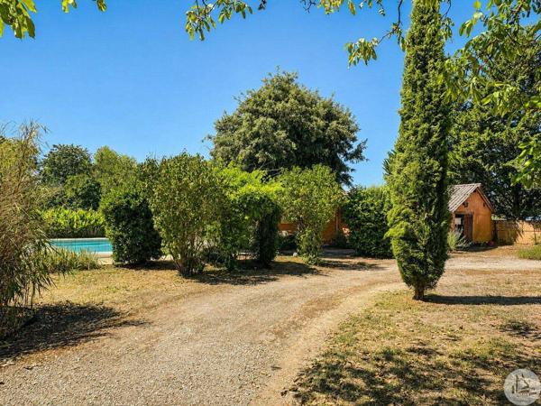 Maison avec 6 chambres et piscine.