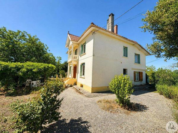 Maison avec 6 chambres et piscine.