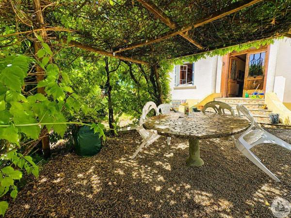 Maison avec 6 chambres et piscine.