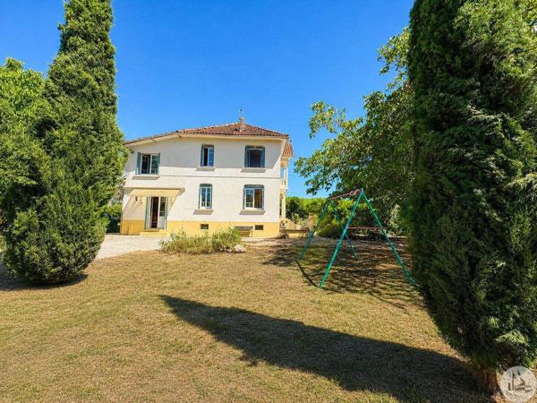 Maison avec 6 chambres et piscine.