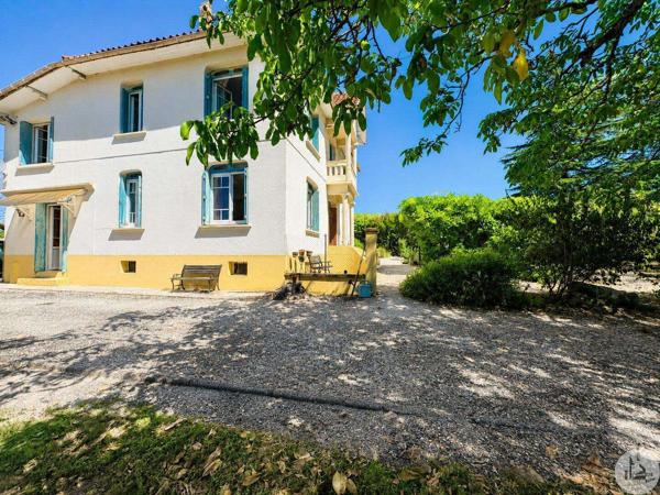 Maison avec 6 chambres et piscine.