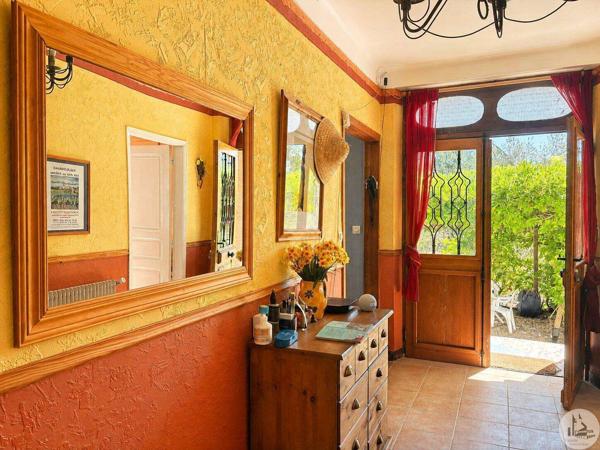 Maison avec 6 chambres et piscine.