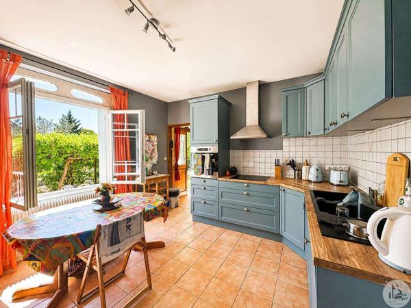 Maison avec 6 chambres et piscine.