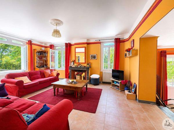 Maison avec 6 chambres et piscine.