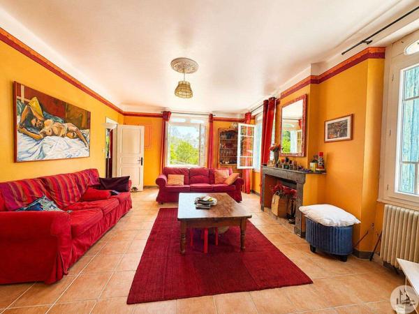 Maison avec 6 chambres et piscine.