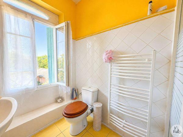Maison avec 6 chambres et piscine.