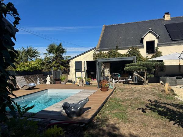 Golfe du Morbihan - Sarzeau  (56370) - Longère de caractère - 190 m2 habitables, avec 80 m2 de grenier aménageable - Piscine - Dépendances - Terrain - 1 ha : un véritable écrin de sérénité