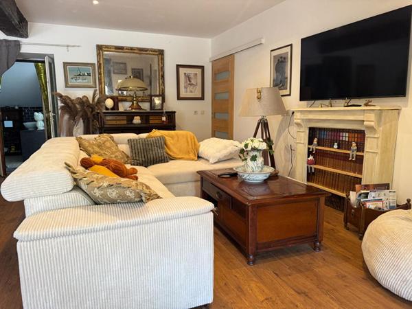 Golfe du Morbihan - Sarzeau  (56370) - Longère de caractère - 190 m2 habitables, avec 80 m2 de grenier aménageable - Piscine - Dépendances - Terrain - 1 ha : un véritable écrin de sérénité
