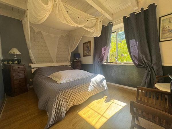 Golfe du Morbihan - Sarzeau  (56370) - Longère de caractère - 190 m2 habitables, avec 80 m2 de grenier aménageable - Piscine - Dépendances - Terrain - 1 ha : un véritable écrin de sérénité