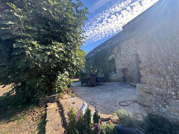 Golfe du Morbihan - Sarzeau  (56370) - Longère de caractère - 190 m2 habitables, avec 80 m2 de grenier aménageable - Piscine - Dépendances - Terrain - 1 ha : un véritable écrin de sérénité