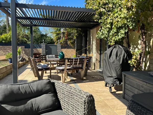 Golfe du Morbihan - Sarzeau  (56370) - Longère de caractère - 190 m2 habitables, avec 80 m2 de grenier aménageable - Piscine - Dépendances - Terrain - 1 ha : un véritable écrin de sérénité