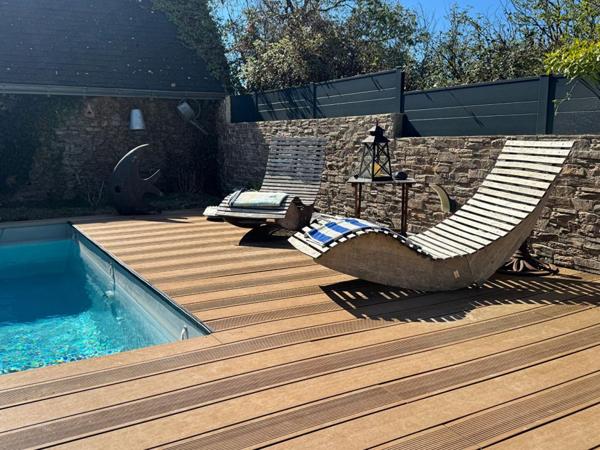 Golfe du Morbihan - Sarzeau  (56370) - Longère de caractère - 190 m2 habitables, avec 80 m2 de grenier aménageable - Piscine - Dépendances - Terrain - 1 ha : un véritable écrin de sérénité