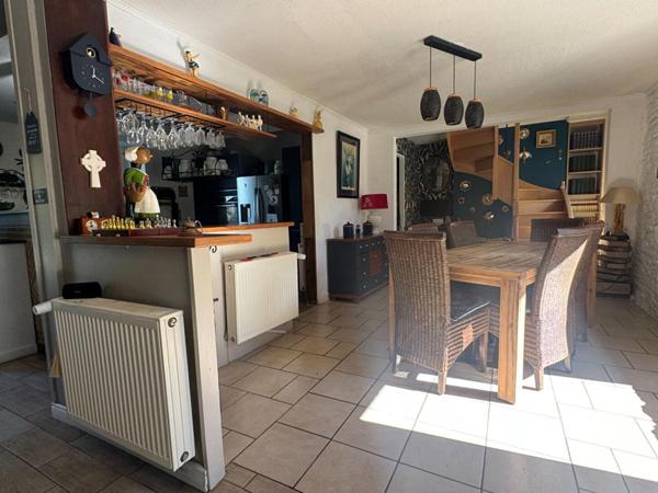 Golfe du Morbihan - Sarzeau  (56370) - Longère de caractère - 190 m2 habitables, avec 80 m2 de grenier aménageable - Piscine - Dépendances - Terrain - 1 ha : un véritable écrin de sérénité