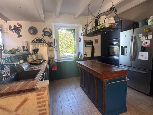 Golfe du Morbihan - Sarzeau  (56370) - Longère de caractère - 190 m2 habitables, avec 80 m2 de grenier aménageable - Piscine - Dépendances - Terrain - 1 ha : un véritable écrin de sérénité