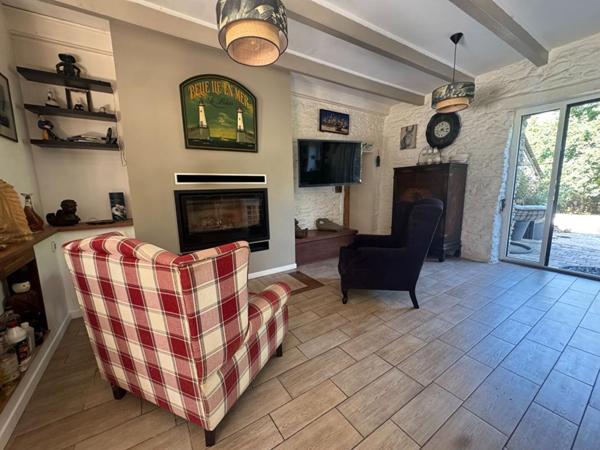 Golfe du Morbihan - Sarzeau  (56370) - Longère de caractère - 190 m2 habitables, avec 80 m2 de grenier aménageable - Piscine - Dépendances - Terrain - 1 ha : un véritable écrin de sérénité