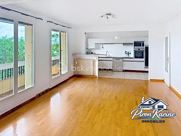 ✨ COUP DE CŒUR À LIVRY-GARGAN ! ✨

🏡 94 m² • 4 CHAMBRES • BALCON • DERNIER ÉTAGE • PARKING

💰 260 000 € – FRAIS D’AGENCE INCLUS

Vous cherchez un véritable appartement familial, avec de l’espace, de la lumière et un extérieur ?

👉 Ne cherchez plus !

Situé au 3ᵉ et dernier étage, cet appartement traversant de 94 m² offre un cadre de vie particulièrement agréable et de beaux volumes.

❤️ LES ATOUTS QUI FONT LA DIFFÉRENCE :

✨ Un double salon/séjour lumineux avec accès au balcon
🌿 Deux balcon pour profiter des extérieur coté chambres et salon séjour
🍳 Une cuisine ouverte équipée, idéale pour partager des moments en famille
🛏️ 4 chambres
👗 Une chambre avec lavabo et dressing
🧺 Une buanderie
🛁 Une salle de bains
🚽 Un WC indépendant
🌬️ Un appartement traversant, y compris au niveau des chambres
⬆️ 3ᵉ et dernier étage
🚗 1 place de parking privative en sous-sol

👨‍👩‍👧‍👦 UN APPARTEMENT PENSÉ POUR LA VIE DE FAMILLE
Avec ses 4 chambres et son vaste espace de vie, chacun peut disposer de son propre espace : chambres d’enfants, bureau, chambre d’amis…

Le double séjour avec balcon constitue le véritable cœur de l’appartement, tandis que la configuration traversante apporte une agréable sensation d’espace et de luminosité.

📍 LIVRY-GARGAN

Un emplacement pratique avec commerces, écoles, services, transports et axes routiers à proximité.

🚊 Tramway T4
🚌 Réseau de bus
🚆 Accès RER B
🛍️ Commerces et services du quotidien
🏫 Établissements scolaires

🔑 94 m² | 4 chambres | Balcon | Traversant | Dernier étage | Parking sous-sol

🔥 Un bien familial avec de beaux volumes et un emplacement recherché… À VISITER SANS TARDER !

💰 260 000 € – FRAIS D’AGENCE INCLUS

📞 ENVIE DE LE DÉCOUVRIR ?

Karine – BSK Immobilier
📱 06 50 35 63 00