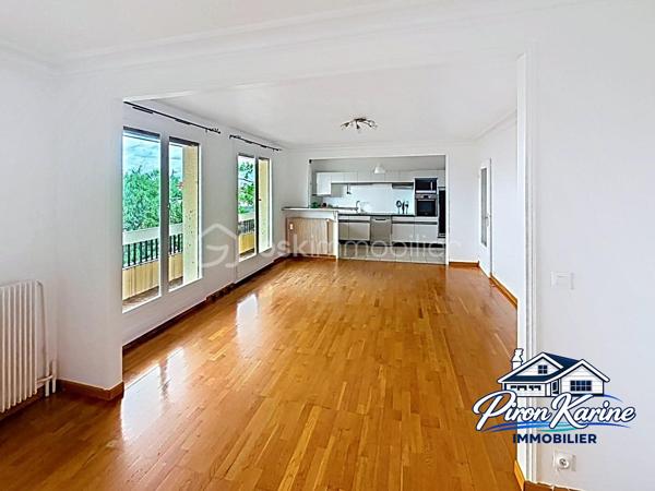✨ COUP DE CŒUR À LIVRY-GARGAN ! ✨

🏡 94 m² • 4 CHAMBRES • BALCON • DERNIER ÉTAGE • PARKING

💰 260 000 € – FRAIS D’AGENCE INCLUS

Vous cherchez un véritable appartement familial, avec de l’espace, de la lumière et un extérieur ?

👉 Ne cherchez plus !

Situé au 3ᵉ et dernier étage, cet appartement traversant de 94 m² offre un cadre de vie particulièrement agréable et de beaux volumes.

❤️ LES ATOUTS QUI FONT LA DIFFÉRENCE :

✨ Un double salon/séjour lumineux avec accès au balcon
🌿 Deux balcon pour profiter des extérieur coté chambres et salon séjour
🍳 Une cuisine ouverte équipée, idéale pour partager des moments en famille
🛏️ 4 chambres
👗 Une chambre avec lavabo et dressing
🧺 Une buanderie
🛁 Une salle de bains
🚽 Un WC indépendant
🌬️ Un appartement traversant, y compris au niveau des chambres
⬆️ 3ᵉ et dernier étage
🚗 1 place de parking privative en sous-sol

👨‍👩‍👧‍👦 UN APPARTEMENT PENSÉ POUR LA VIE DE FAMILLE
Avec ses 4 chambres et son vaste espace de vie, chacun peut disposer de son propre espace : chambres d’enfants, bureau, chambre d’amis…

Le double séjour avec balcon constitue le véritable cœur de l’appartement, tandis que la configuration traversante apporte une agréable sensation d’espace et de luminosité.

📍 LIVRY-GARGAN

Un emplacement pratique avec commerces, écoles, services, transports et axes routiers à proximité.

🚊 Tramway T4
🚌 Réseau de bus
🚆 Accès RER B
🛍️ Commerces et services du quotidien
🏫 Établissements scolaires

🔑 94 m² | 4 chambres | Balcon | Traversant | Dernier étage | Parking sous-sol

🔥 Un bien familial avec de beaux volumes et un emplacement recherché… À VISITER SANS TARDER !

💰 260 000 € – FRAIS D’AGENCE INCLUS

📞 ENVIE DE LE DÉCOUVRIR ?

Karine – BSK Immobilier
📱 06 50 35 63 00