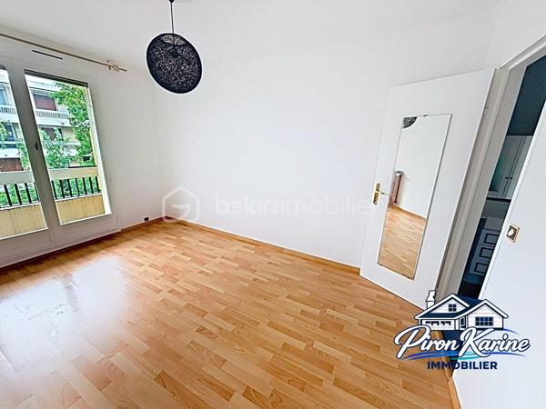 ✨ COUP DE CŒUR À LIVRY-GARGAN ! ✨

🏡 94 m² • 4 CHAMBRES • BALCON • DERNIER ÉTAGE • PARKING

💰 260 000 € – FRAIS D’AGENCE INCLUS

Vous cherchez un véritable appartement familial, avec de l’espace, de la lumière et un extérieur ?

👉 Ne cherchez plus !

Situé au 3ᵉ et dernier étage, cet appartement traversant de 94 m² offre un cadre de vie particulièrement agréable et de beaux volumes.

❤️ LES ATOUTS QUI FONT LA DIFFÉRENCE :

✨ Un double salon/séjour lumineux avec accès au balcon
🌿 Deux balcon pour profiter des extérieur coté chambres et salon séjour
🍳 Une cuisine ouverte équipée, idéale pour partager des moments en famille
🛏️ 4 chambres
👗 Une chambre avec lavabo et dressing
🧺 Une buanderie
🛁 Une salle de bains
🚽 Un WC indépendant
🌬️ Un appartement traversant, y compris au niveau des chambres
⬆️ 3ᵉ et dernier étage
🚗 1 place de parking privative en sous-sol

👨‍👩‍👧‍👦 UN APPARTEMENT PENSÉ POUR LA VIE DE FAMILLE
Avec ses 4 chambres et son vaste espace de vie, chacun peut disposer de son propre espace : chambres d’enfants, bureau, chambre d’amis…

Le double séjour avec balcon constitue le véritable cœur de l’appartement, tandis que la configuration traversante apporte une agréable sensation d’espace et de luminosité.

📍 LIVRY-GARGAN

Un emplacement pratique avec commerces, écoles, services, transports et axes routiers à proximité.

🚊 Tramway T4
🚌 Réseau de bus
🚆 Accès RER B
🛍️ Commerces et services du quotidien
🏫 Établissements scolaires

🔑 94 m² | 4 chambres | Balcon | Traversant | Dernier étage | Parking sous-sol

🔥 Un bien familial avec de beaux volumes et un emplacement recherché… À VISITER SANS TARDER !

💰 260 000 € – FRAIS D’AGENCE INCLUS

📞 ENVIE DE LE DÉCOUVRIR ?

Karine – BSK Immobilier
📱 06 50 35 63 00