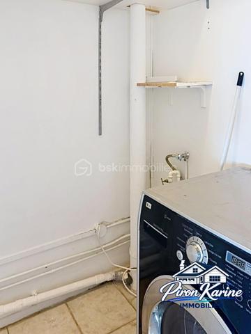 ✨ COUP DE CŒUR À LIVRY-GARGAN ! ✨

🏡 94 m² • 4 CHAMBRES • BALCON • DERNIER ÉTAGE • PARKING

💰 260 000 € – FRAIS D’AGENCE INCLUS

Vous cherchez un véritable appartement familial, avec de l’espace, de la lumière et un extérieur ?

👉 Ne cherchez plus !

Situé au 3ᵉ et dernier étage, cet appartement traversant de 94 m² offre un cadre de vie particulièrement agréable et de beaux volumes.

❤️ LES ATOUTS QUI FONT LA DIFFÉRENCE :

✨ Un double salon/séjour lumineux avec accès au balcon
🌿 Deux balcon pour profiter des extérieur coté chambres et salon séjour
🍳 Une cuisine ouverte équipée, idéale pour partager des moments en famille
🛏️ 4 chambres
👗 Une chambre avec lavabo et dressing
🧺 Une buanderie
🛁 Une salle de bains
🚽 Un WC indépendant
🌬️ Un appartement traversant, y compris au niveau des chambres
⬆️ 3ᵉ et dernier étage
🚗 1 place de parking privative en sous-sol

👨‍👩‍👧‍👦 UN APPARTEMENT PENSÉ POUR LA VIE DE FAMILLE
Avec ses 4 chambres et son vaste espace de vie, chacun peut disposer de son propre espace : chambres d’enfants, bureau, chambre d’amis…

Le double séjour avec balcon constitue le véritable cœur de l’appartement, tandis que la configuration traversante apporte une agréable sensation d’espace et de luminosité.

📍 LIVRY-GARGAN

Un emplacement pratique avec commerces, écoles, services, transports et axes routiers à proximité.

🚊 Tramway T4
🚌 Réseau de bus
🚆 Accès RER B
🛍️ Commerces et services du quotidien
🏫 Établissements scolaires

🔑 94 m² | 4 chambres | Balcon | Traversant | Dernier étage | Parking sous-sol

🔥 Un bien familial avec de beaux volumes et un emplacement recherché… À VISITER SANS TARDER !

💰 260 000 € – FRAIS D’AGENCE INCLUS

📞 ENVIE DE LE DÉCOUVRIR ?

Karine – BSK Immobilier
📱 06 50 35 63 00