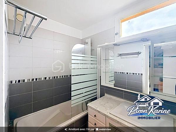 ✨ COUP DE CŒUR À LIVRY-GARGAN ! ✨

🏡 94 m² • 4 CHAMBRES • BALCON • DERNIER ÉTAGE • PARKING

💰 260 000 € – FRAIS D’AGENCE INCLUS

Vous cherchez un véritable appartement familial, avec de l’espace, de la lumière et un extérieur ?

👉 Ne cherchez plus !

Situé au 3ᵉ et dernier étage, cet appartement traversant de 94 m² offre un cadre de vie particulièrement agréable et de beaux volumes.

❤️ LES ATOUTS QUI FONT LA DIFFÉRENCE :

✨ Un double salon/séjour lumineux avec accès au balcon
🌿 Deux balcon pour profiter des extérieur coté chambres et salon séjour
🍳 Une cuisine ouverte équipée, idéale pour partager des moments en famille
🛏️ 4 chambres
👗 Une chambre avec lavabo et dressing
🧺 Une buanderie
🛁 Une salle de bains
🚽 Un WC indépendant
🌬️ Un appartement traversant, y compris au niveau des chambres
⬆️ 3ᵉ et dernier étage
🚗 1 place de parking privative en sous-sol

👨‍👩‍👧‍👦 UN APPARTEMENT PENSÉ POUR LA VIE DE FAMILLE
Avec ses 4 chambres et son vaste espace de vie, chacun peut disposer de son propre espace : chambres d’enfants, bureau, chambre d’amis…

Le double séjour avec balcon constitue le véritable cœur de l’appartement, tandis que la configuration traversante apporte une agréable sensation d’espace et de luminosité.

📍 LIVRY-GARGAN

Un emplacement pratique avec commerces, écoles, services, transports et axes routiers à proximité.

🚊 Tramway T4
🚌 Réseau de bus
🚆 Accès RER B
🛍️ Commerces et services du quotidien
🏫 Établissements scolaires

🔑 94 m² | 4 chambres | Balcon | Traversant | Dernier étage | Parking sous-sol

🔥 Un bien familial avec de beaux volumes et un emplacement recherché… À VISITER SANS TARDER !

💰 260 000 € – FRAIS D’AGENCE INCLUS

📞 ENVIE DE LE DÉCOUVRIR ?

Karine – BSK Immobilier
📱 06 50 35 63 00