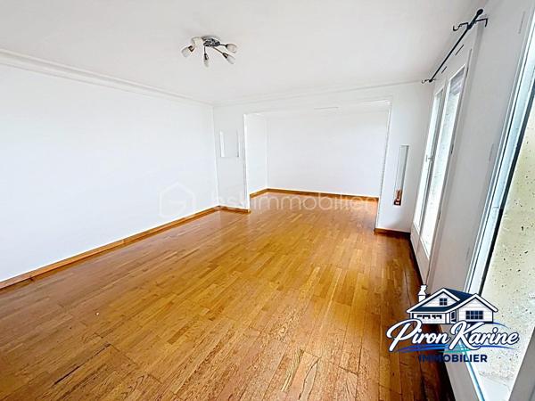 ✨ COUP DE CŒUR À LIVRY-GARGAN ! ✨

🏡 94 m² • 4 CHAMBRES • BALCON • DERNIER ÉTAGE • PARKING

💰 260 000 € – FRAIS D’AGENCE INCLUS

Vous cherchez un véritable appartement familial, avec de l’espace, de la lumière et un extérieur ?

👉 Ne cherchez plus !

Situé au 3ᵉ et dernier étage, cet appartement traversant de 94 m² offre un cadre de vie particulièrement agréable et de beaux volumes.

❤️ LES ATOUTS QUI FONT LA DIFFÉRENCE :

✨ Un double salon/séjour lumineux avec accès au balcon
🌿 Deux balcon pour profiter des extérieur coté chambres et salon séjour
🍳 Une cuisine ouverte équipée, idéale pour partager des moments en famille
🛏️ 4 chambres
👗 Une chambre avec lavabo et dressing
🧺 Une buanderie
🛁 Une salle de bains
🚽 Un WC indépendant
🌬️ Un appartement traversant, y compris au niveau des chambres
⬆️ 3ᵉ et dernier étage
🚗 1 place de parking privative en sous-sol

👨‍👩‍👧‍👦 UN APPARTEMENT PENSÉ POUR LA VIE DE FAMILLE
Avec ses 4 chambres et son vaste espace de vie, chacun peut disposer de son propre espace : chambres d’enfants, bureau, chambre d’amis…

Le double séjour avec balcon constitue le véritable cœur de l’appartement, tandis que la configuration traversante apporte une agréable sensation d’espace et de luminosité.

📍 LIVRY-GARGAN

Un emplacement pratique avec commerces, écoles, services, transports et axes routiers à proximité.

🚊 Tramway T4
🚌 Réseau de bus
🚆 Accès RER B
🛍️ Commerces et services du quotidien
🏫 Établissements scolaires

🔑 94 m² | 4 chambres | Balcon | Traversant | Dernier étage | Parking sous-sol

🔥 Un bien familial avec de beaux volumes et un emplacement recherché… À VISITER SANS TARDER !

💰 260 000 € – FRAIS D’AGENCE INCLUS

📞 ENVIE DE LE DÉCOUVRIR ?

Karine – BSK Immobilier
📱 06 50 35 63 00