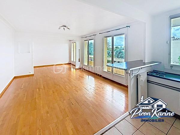 ✨ COUP DE CŒUR À LIVRY-GARGAN ! ✨

🏡 94 m² • 4 CHAMBRES • BALCON • DERNIER ÉTAGE • PARKING

💰 260 000 € – FRAIS D’AGENCE INCLUS

Vous cherchez un véritable appartement familial, avec de l’espace, de la lumière et un extérieur ?

👉 Ne cherchez plus !

Situé au 3ᵉ et dernier étage, cet appartement traversant de 94 m² offre un cadre de vie particulièrement agréable et de beaux volumes.

❤️ LES ATOUTS QUI FONT LA DIFFÉRENCE :

✨ Un double salon/séjour lumineux avec accès au balcon
🌿 Deux balcon pour profiter des extérieur coté chambres et salon séjour
🍳 Une cuisine ouverte équipée, idéale pour partager des moments en famille
🛏️ 4 chambres
👗 Une chambre avec lavabo et dressing
🧺 Une buanderie
🛁 Une salle de bains
🚽 Un WC indépendant
🌬️ Un appartement traversant, y compris au niveau des chambres
⬆️ 3ᵉ et dernier étage
🚗 1 place de parking privative en sous-sol

👨‍👩‍👧‍👦 UN APPARTEMENT PENSÉ POUR LA VIE DE FAMILLE
Avec ses 4 chambres et son vaste espace de vie, chacun peut disposer de son propre espace : chambres d’enfants, bureau, chambre d’amis…

Le double séjour avec balcon constitue le véritable cœur de l’appartement, tandis que la configuration traversante apporte une agréable sensation d’espace et de luminosité.

📍 LIVRY-GARGAN

Un emplacement pratique avec commerces, écoles, services, transports et axes routiers à proximité.

🚊 Tramway T4
🚌 Réseau de bus
🚆 Accès RER B
🛍️ Commerces et services du quotidien
🏫 Établissements scolaires

🔑 94 m² | 4 chambres | Balcon | Traversant | Dernier étage | Parking sous-sol

🔥 Un bien familial avec de beaux volumes et un emplacement recherché… À VISITER SANS TARDER !

💰 260 000 € – FRAIS D’AGENCE INCLUS

📞 ENVIE DE LE DÉCOUVRIR ?

Karine – BSK Immobilier
📱 06 50 35 63 00