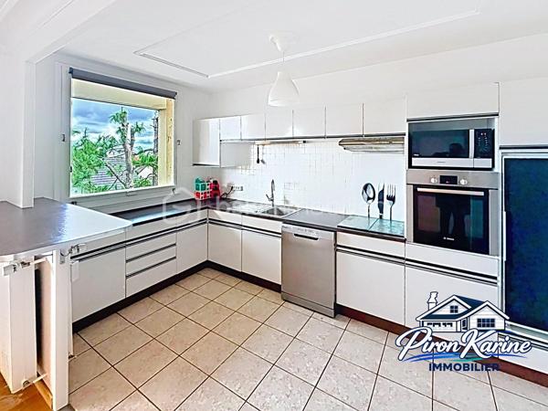 ✨ COUP DE CŒUR À LIVRY-GARGAN ! ✨

🏡 94 m² • 4 CHAMBRES • BALCON • DERNIER ÉTAGE • PARKING

💰 260 000 € – FRAIS D’AGENCE INCLUS

Vous cherchez un véritable appartement familial, avec de l’espace, de la lumière et un extérieur ?

👉 Ne cherchez plus !

Situé au 3ᵉ et dernier étage, cet appartement traversant de 94 m² offre un cadre de vie particulièrement agréable et de beaux volumes.

❤️ LES ATOUTS QUI FONT LA DIFFÉRENCE :

✨ Un double salon/séjour lumineux avec accès au balcon
🌿 Deux balcon pour profiter des extérieur coté chambres et salon séjour
🍳 Une cuisine ouverte équipée, idéale pour partager des moments en famille
🛏️ 4 chambres
👗 Une chambre avec lavabo et dressing
🧺 Une buanderie
🛁 Une salle de bains
🚽 Un WC indépendant
🌬️ Un appartement traversant, y compris au niveau des chambres
⬆️ 3ᵉ et dernier étage
🚗 1 place de parking privative en sous-sol

👨‍👩‍👧‍👦 UN APPARTEMENT PENSÉ POUR LA VIE DE FAMILLE
Avec ses 4 chambres et son vaste espace de vie, chacun peut disposer de son propre espace : chambres d’enfants, bureau, chambre d’amis…

Le double séjour avec balcon constitue le véritable cœur de l’appartement, tandis que la configuration traversante apporte une agréable sensation d’espace et de luminosité.

📍 LIVRY-GARGAN

Un emplacement pratique avec commerces, écoles, services, transports et axes routiers à proximité.

🚊 Tramway T4
🚌 Réseau de bus
🚆 Accès RER B
🛍️ Commerces et services du quotidien
🏫 Établissements scolaires

🔑 94 m² | 4 chambres | Balcon | Traversant | Dernier étage | Parking sous-sol

🔥 Un bien familial avec de beaux volumes et un emplacement recherché… À VISITER SANS TARDER !

💰 260 000 € – FRAIS D’AGENCE INCLUS

📞 ENVIE DE LE DÉCOUVRIR ?

Karine – BSK Immobilier
📱 06 50 35 63 00