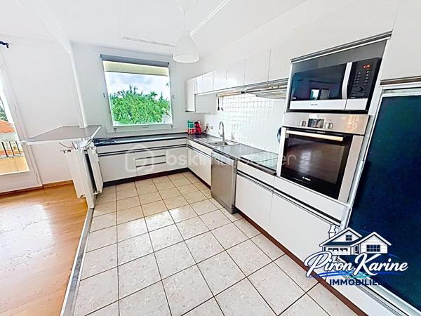 ✨ COUP DE CŒUR À LIVRY-GARGAN ! ✨

🏡 94 m² • 4 CHAMBRES • BALCON • DERNIER ÉTAGE • PARKING

💰 260 000 € – FRAIS D’AGENCE INCLUS

Vous cherchez un véritable appartement familial, avec de l’espace, de la lumière et un extérieur ?

👉 Ne cherchez plus !

Situé au 3ᵉ et dernier étage, cet appartement traversant de 94 m² offre un cadre de vie particulièrement agréable et de beaux volumes.

❤️ LES ATOUTS QUI FONT LA DIFFÉRENCE :

✨ Un double salon/séjour lumineux avec accès au balcon
🌿 Deux balcon pour profiter des extérieur coté chambres et salon séjour
🍳 Une cuisine ouverte équipée, idéale pour partager des moments en famille
🛏️ 4 chambres
👗 Une chambre avec lavabo et dressing
🧺 Une buanderie
🛁 Une salle de bains
🚽 Un WC indépendant
🌬️ Un appartement traversant, y compris au niveau des chambres
⬆️ 3ᵉ et dernier étage
🚗 1 place de parking privative en sous-sol

👨‍👩‍👧‍👦 UN APPARTEMENT PENSÉ POUR LA VIE DE FAMILLE
Avec ses 4 chambres et son vaste espace de vie, chacun peut disposer de son propre espace : chambres d’enfants, bureau, chambre d’amis…

Le double séjour avec balcon constitue le véritable cœur de l’appartement, tandis que la configuration traversante apporte une agréable sensation d’espace et de luminosité.

📍 LIVRY-GARGAN

Un emplacement pratique avec commerces, écoles, services, transports et axes routiers à proximité.

🚊 Tramway T4
🚌 Réseau de bus
🚆 Accès RER B
🛍️ Commerces et services du quotidien
🏫 Établissements scolaires

🔑 94 m² | 4 chambres | Balcon | Traversant | Dernier étage | Parking sous-sol

🔥 Un bien familial avec de beaux volumes et un emplacement recherché… À VISITER SANS TARDER !

💰 260 000 € – FRAIS D’AGENCE INCLUS

📞 ENVIE DE LE DÉCOUVRIR ?

Karine – BSK Immobilier
📱 06 50 35 63 00