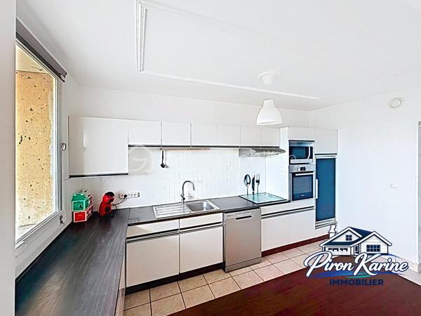 ✨ COUP DE CŒUR À LIVRY-GARGAN ! ✨

🏡 94 m² • 4 CHAMBRES • BALCON • DERNIER ÉTAGE • PARKING

💰 260 000 € – FRAIS D’AGENCE INCLUS

Vous cherchez un véritable appartement familial, avec de l’espace, de la lumière et un extérieur ?

👉 Ne cherchez plus !

Situé au 3ᵉ et dernier étage, cet appartement traversant de 94 m² offre un cadre de vie particulièrement agréable et de beaux volumes.

❤️ LES ATOUTS QUI FONT LA DIFFÉRENCE :

✨ Un double salon/séjour lumineux avec accès au balcon
🌿 Deux balcon pour profiter des extérieur coté chambres et salon séjour
🍳 Une cuisine ouverte équipée, idéale pour partager des moments en famille
🛏️ 4 chambres
👗 Une chambre avec lavabo et dressing
🧺 Une buanderie
🛁 Une salle de bains
🚽 Un WC indépendant
🌬️ Un appartement traversant, y compris au niveau des chambres
⬆️ 3ᵉ et dernier étage
🚗 1 place de parking privative en sous-sol

👨‍👩‍👧‍👦 UN APPARTEMENT PENSÉ POUR LA VIE DE FAMILLE
Avec ses 4 chambres et son vaste espace de vie, chacun peut disposer de son propre espace : chambres d’enfants, bureau, chambre d’amis…

Le double séjour avec balcon constitue le véritable cœur de l’appartement, tandis que la configuration traversante apporte une agréable sensation d’espace et de luminosité.

📍 LIVRY-GARGAN

Un emplacement pratique avec commerces, écoles, services, transports et axes routiers à proximité.

🚊 Tramway T4
🚌 Réseau de bus
🚆 Accès RER B
🛍️ Commerces et services du quotidien
🏫 Établissements scolaires

🔑 94 m² | 4 chambres | Balcon | Traversant | Dernier étage | Parking sous-sol

🔥 Un bien familial avec de beaux volumes et un emplacement recherché… À VISITER SANS TARDER !

💰 260 000 € – FRAIS D’AGENCE INCLUS

📞 ENVIE DE LE DÉCOUVRIR ?

Karine – BSK Immobilier
📱 06 50 35 63 00