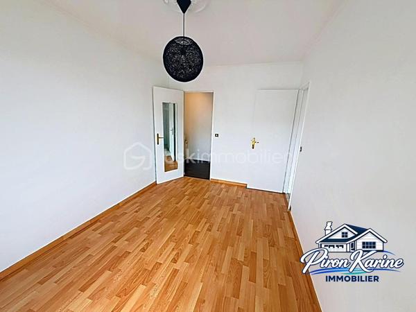 ✨ COUP DE CŒUR À LIVRY-GARGAN ! ✨

🏡 94 m² • 4 CHAMBRES • BALCON • DERNIER ÉTAGE • PARKING

💰 260 000 € – FRAIS D’AGENCE INCLUS

Vous cherchez un véritable appartement familial, avec de l’espace, de la lumière et un extérieur ?

👉 Ne cherchez plus !

Situé au 3ᵉ et dernier étage, cet appartement traversant de 94 m² offre un cadre de vie particulièrement agréable et de beaux volumes.

❤️ LES ATOUTS QUI FONT LA DIFFÉRENCE :

✨ Un double salon/séjour lumineux avec accès au balcon
🌿 Deux balcon pour profiter des extérieur coté chambres et salon séjour
🍳 Une cuisine ouverte équipée, idéale pour partager des moments en famille
🛏️ 4 chambres
👗 Une chambre avec lavabo et dressing
🧺 Une buanderie
🛁 Une salle de bains
🚽 Un WC indépendant
🌬️ Un appartement traversant, y compris au niveau des chambres
⬆️ 3ᵉ et dernier étage
🚗 1 place de parking privative en sous-sol

👨‍👩‍👧‍👦 UN APPARTEMENT PENSÉ POUR LA VIE DE FAMILLE
Avec ses 4 chambres et son vaste espace de vie, chacun peut disposer de son propre espace : chambres d’enfants, bureau, chambre d’amis…

Le double séjour avec balcon constitue le véritable cœur de l’appartement, tandis que la configuration traversante apporte une agréable sensation d’espace et de luminosité.

📍 LIVRY-GARGAN

Un emplacement pratique avec commerces, écoles, services, transports et axes routiers à proximité.

🚊 Tramway T4
🚌 Réseau de bus
🚆 Accès RER B
🛍️ Commerces et services du quotidien
🏫 Établissements scolaires

🔑 94 m² | 4 chambres | Balcon | Traversant | Dernier étage | Parking sous-sol

🔥 Un bien familial avec de beaux volumes et un emplacement recherché… À VISITER SANS TARDER !

💰 260 000 € – FRAIS D’AGENCE INCLUS

📞 ENVIE DE LE DÉCOUVRIR ?

Karine – BSK Immobilier
📱 06 50 35 63 00