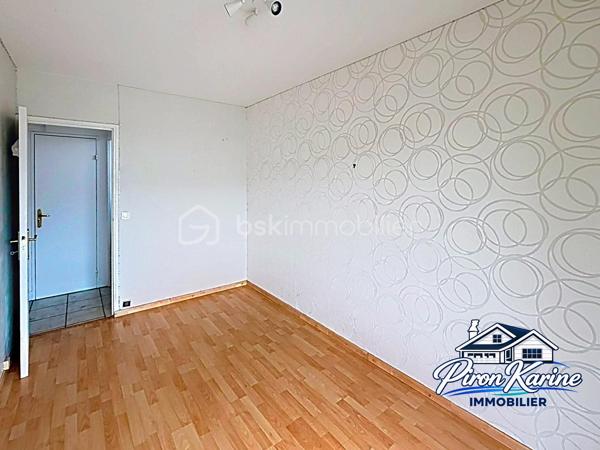 ✨ COUP DE CŒUR À LIVRY-GARGAN ! ✨

🏡 94 m² • 4 CHAMBRES • BALCON • DERNIER ÉTAGE • PARKING

💰 260 000 € – FRAIS D’AGENCE INCLUS

Vous cherchez un véritable appartement familial, avec de l’espace, de la lumière et un extérieur ?

👉 Ne cherchez plus !

Situé au 3ᵉ et dernier étage, cet appartement traversant de 94 m² offre un cadre de vie particulièrement agréable et de beaux volumes.

❤️ LES ATOUTS QUI FONT LA DIFFÉRENCE :

✨ Un double salon/séjour lumineux avec accès au balcon
🌿 Deux balcon pour profiter des extérieur coté chambres et salon séjour
🍳 Une cuisine ouverte équipée, idéale pour partager des moments en famille
🛏️ 4 chambres
👗 Une chambre avec lavabo et dressing
🧺 Une buanderie
🛁 Une salle de bains
🚽 Un WC indépendant
🌬️ Un appartement traversant, y compris au niveau des chambres
⬆️ 3ᵉ et dernier étage
🚗 1 place de parking privative en sous-sol

👨‍👩‍👧‍👦 UN APPARTEMENT PENSÉ POUR LA VIE DE FAMILLE
Avec ses 4 chambres et son vaste espace de vie, chacun peut disposer de son propre espace : chambres d’enfants, bureau, chambre d’amis…

Le double séjour avec balcon constitue le véritable cœur de l’appartement, tandis que la configuration traversante apporte une agréable sensation d’espace et de luminosité.

📍 LIVRY-GARGAN

Un emplacement pratique avec commerces, écoles, services, transports et axes routiers à proximité.

🚊 Tramway T4
🚌 Réseau de bus
🚆 Accès RER B
🛍️ Commerces et services du quotidien
🏫 Établissements scolaires

🔑 94 m² | 4 chambres | Balcon | Traversant | Dernier étage | Parking sous-sol

🔥 Un bien familial avec de beaux volumes et un emplacement recherché… À VISITER SANS TARDER !

💰 260 000 € – FRAIS D’AGENCE INCLUS

📞 ENVIE DE LE DÉCOUVRIR ?

Karine – BSK Immobilier
📱 06 50 35 63 00