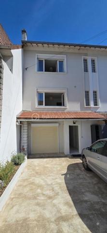Idéalement situé proche toutes commodités. Maison mitoyenne divisée en 2 logements comprenant au rez-de-chaussée un 2 pièces avec entrée, séjour avec cuisine aménagée, chambre, salle d'eau avec WC. Terrasse avec jardin et dépendance. A l'étage un 4 pièces en triplex comprenant : entrée, séjour, cuisine, cellier, 2 chambres, salle d'eau avec WC. Sous combles chambre. Stationnement possible sur la cour devant la maison. Pas de charge de copropriété.