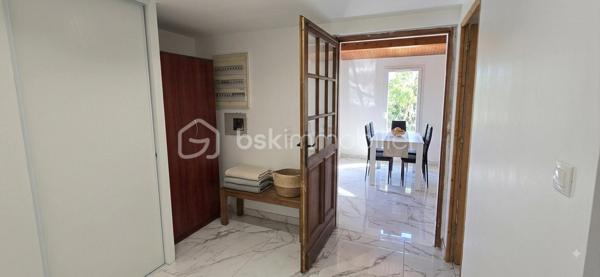 Idéalement situé proche toutes commodités. Maison mitoyenne divisée en 2 logements comprenant au rez-de-chaussée un 2 pièces avec entrée, séjour avec cuisine aménagée, chambre, salle d'eau avec WC. Terrasse avec jardin et dépendance. A l'étage un 4 pièces en triplex comprenant : entrée, séjour, cuisine, cellier, 2 chambres, salle d'eau avec WC. Sous combles chambre. Stationnement possible sur la cour devant la maison. Pas de charge de copropriété.