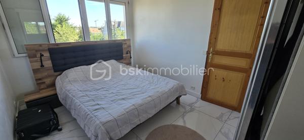 Idéalement situé proche toutes commodités. Maison mitoyenne divisée en 2 logements comprenant au rez-de-chaussée un 2 pièces avec entrée, séjour avec cuisine aménagée, chambre, salle d'eau avec WC. Terrasse avec jardin et dépendance. A l'étage un 4 pièces en triplex comprenant : entrée, séjour, cuisine, cellier, 2 chambres, salle d'eau avec WC. Sous combles chambre. Stationnement possible sur la cour devant la maison. Pas de charge de copropriété.