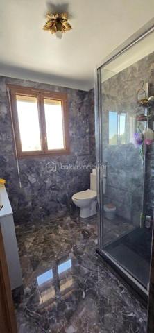 Idéalement situé proche toutes commodités. Maison mitoyenne divisée en 2 logements comprenant au rez-de-chaussée un 2 pièces avec entrée, séjour avec cuisine aménagée, chambre, salle d'eau avec WC. Terrasse avec jardin et dépendance. A l'étage un 4 pièces en triplex comprenant : entrée, séjour, cuisine, cellier, 2 chambres, salle d'eau avec WC. Sous combles chambre. Stationnement possible sur la cour devant la maison. Pas de charge de copropriété.