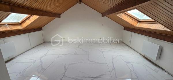 Idéalement situé proche toutes commodités. Maison mitoyenne divisée en 2 logements comprenant au rez-de-chaussée un 2 pièces avec entrée, séjour avec cuisine aménagée, chambre, salle d'eau avec WC. Terrasse avec jardin et dépendance. A l'étage un 4 pièces en triplex comprenant : entrée, séjour, cuisine, cellier, 2 chambres, salle d'eau avec WC. Sous combles chambre. Stationnement possible sur la cour devant la maison. Pas de charge de copropriété.