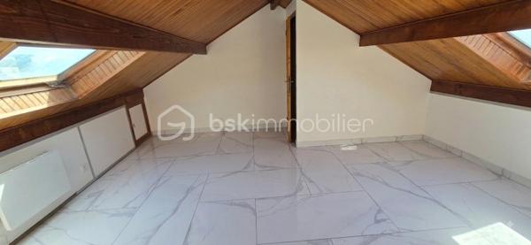 Idéalement situé proche toutes commodités. Maison mitoyenne divisée en 2 logements comprenant au rez-de-chaussée un 2 pièces avec entrée, séjour avec cuisine aménagée, chambre, salle d'eau avec WC. Terrasse avec jardin et dépendance. A l'étage un 4 pièces en triplex comprenant : entrée, séjour, cuisine, cellier, 2 chambres, salle d'eau avec WC. Sous combles chambre. Stationnement possible sur la cour devant la maison. Pas de charge de copropriété.