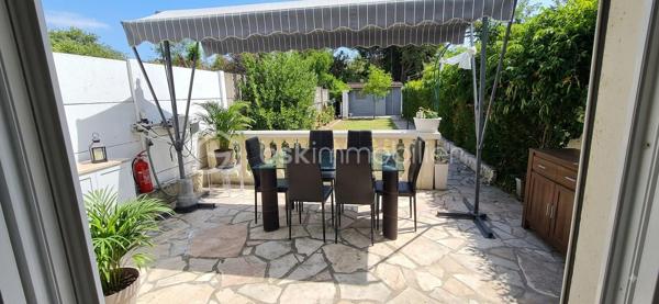 Idéalement situé proche toutes commodités. Maison mitoyenne divisée en 2 logements comprenant au rez-de-chaussée un 2 pièces avec entrée, séjour avec cuisine aménagée, chambre, salle d'eau avec WC. Terrasse avec jardin et dépendance. A l'étage un 4 pièces en triplex comprenant : entrée, séjour, cuisine, cellier, 2 chambres, salle d'eau avec WC. Sous combles chambre. Stationnement possible sur la cour devant la maison. Pas de charge de copropriété.