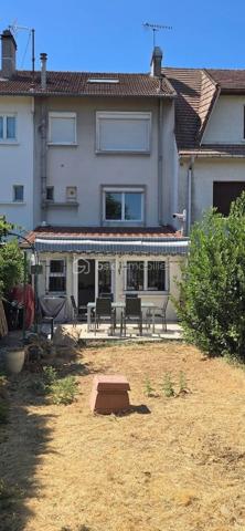 Idéalement situé proche toutes commodités. Maison mitoyenne divisée en 2 logements comprenant au rez-de-chaussée un 2 pièces avec entrée, séjour avec cuisine aménagée, chambre, salle d'eau avec WC. Terrasse avec jardin et dépendance. A l'étage un 4 pièces en triplex comprenant : entrée, séjour, cuisine, cellier, 2 chambres, salle d'eau avec WC. Sous combles chambre. Stationnement possible sur la cour devant la maison. Pas de charge de copropriété.