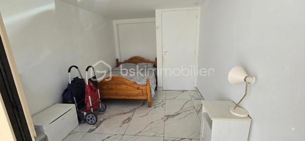 Idéalement situé proche toutes commodités. Maison mitoyenne divisée en 2 logements comprenant au rez-de-chaussée un 2 pièces avec entrée, séjour avec cuisine aménagée, chambre, salle d'eau avec WC. Terrasse avec jardin et dépendance. A l'étage un 4 pièces en triplex comprenant : entrée, séjour, cuisine, cellier, 2 chambres, salle d'eau avec WC. Sous combles chambre. Stationnement possible sur la cour devant la maison. Pas de charge de copropriété.