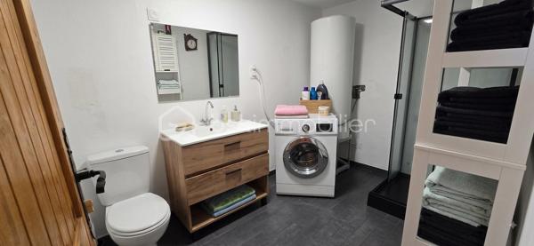 Idéalement situé proche toutes commodités. Maison mitoyenne divisée en 2 logements comprenant au rez-de-chaussée un 2 pièces avec entrée, séjour avec cuisine aménagée, chambre, salle d'eau avec WC. Terrasse avec jardin et dépendance. A l'étage un 4 pièces en triplex comprenant : entrée, séjour, cuisine, cellier, 2 chambres, salle d'eau avec WC. Sous combles chambre. Stationnement possible sur la cour devant la maison. Pas de charge de copropriété.