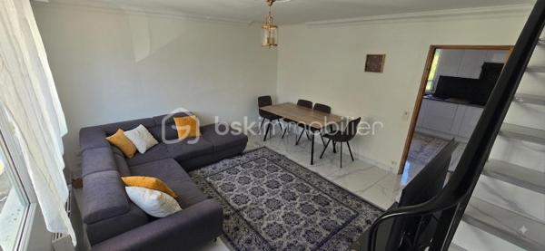 Idéalement situé proche toutes commodités. Maison mitoyenne divisée en 2 logements comprenant au rez-de-chaussée un 2 pièces avec entrée, séjour avec cuisine aménagée, chambre, salle d'eau avec WC. Terrasse avec jardin et dépendance. A l'étage un 4 pièces en triplex comprenant : entrée, séjour, cuisine, cellier, 2 chambres, salle d'eau avec WC. Sous combles chambre. Stationnement possible sur la cour devant la maison. Pas de charge de copropriété.