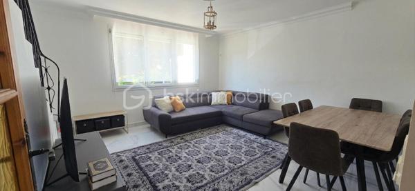 Idéalement situé proche toutes commodités. Maison mitoyenne divisée en 2 logements comprenant au rez-de-chaussée un 2 pièces avec entrée, séjour avec cuisine aménagée, chambre, salle d'eau avec WC. Terrasse avec jardin et dépendance. A l'étage un 4 pièces en triplex comprenant : entrée, séjour, cuisine, cellier, 2 chambres, salle d'eau avec WC. Sous combles chambre. Stationnement possible sur la cour devant la maison. Pas de charge de copropriété.