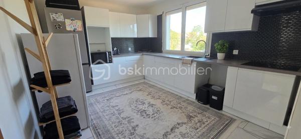 Idéalement situé proche toutes commodités. Maison mitoyenne divisée en 2 logements comprenant au rez-de-chaussée un 2 pièces avec entrée, séjour avec cuisine aménagée, chambre, salle d'eau avec WC. Terrasse avec jardin et dépendance. A l'étage un 4 pièces en triplex comprenant : entrée, séjour, cuisine, cellier, 2 chambres, salle d'eau avec WC. Sous combles chambre. Stationnement possible sur la cour devant la maison. Pas de charge de copropriété.