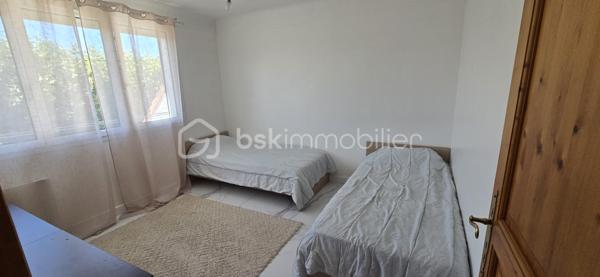 Idéalement situé proche toutes commodités. Maison mitoyenne divisée en 2 logements comprenant au rez-de-chaussée un 2 pièces avec entrée, séjour avec cuisine aménagée, chambre, salle d'eau avec WC. Terrasse avec jardin et dépendance. A l'étage un 4 pièces en triplex comprenant : entrée, séjour, cuisine, cellier, 2 chambres, salle d'eau avec WC. Sous combles chambre. Stationnement possible sur la cour devant la maison. Pas de charge de copropriété.