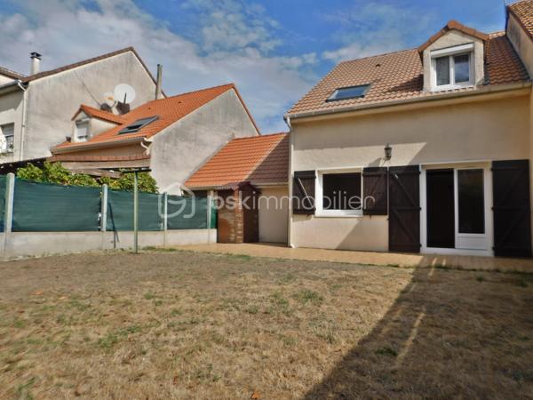 Maison familiale de 100 m² environ, 4 pièces (3 chambres + bureau)

Cette maison  offre un agencement fonctionnel et des volumes agréables. 

Le rez-de-chaussée vous accueil sur une grande entrée desservant la pièce de vie et la cuisine. 

La cuisine peut facilement s'ouvrir sur le salon-séjour, qui donne sur le jardin, offrant un bel enchaînement entre intérieur et extérieur, un toilette et un placard complète ce niveau.

Le garage est accessible depuis la maison et s'ouvre également sur le jardin.

 À l'étage, un palier dessert trois chambres et une salle de bain avec toilette.

 Fenêtres en double vitrage, garage et agencement fonctionnel pour une vie de famille confortable.

Travaux de modernisation à prévoir (cuisine, salle de bain et rafraîchissement général), offrant un excellent potentiel de personnalisation.

La maison bénéficie de la proximité des commerces de proximité   des écoles (maternelle, primaire et collèges)
Les transports en commun locaux (TAO Ligne 2 permettent des liaisons régulières vers Orléans) .

Dans le cadre de votre projet d’acquisition et conformément aux dispositions de la loi ELAN, nous souhaitons vous informer de vos droits avant la visite du bien que vous envisagez. 
Nous vous rappelons que vous avez la possibilité de vous faire accompagner, lors de la visite, par un professionnel de la construction de votre choix (architecte, expert en bâtiment, maître d’œuvre, artisan, etc.). 
Cette démarche peut vous permettre d’obtenir un avis technique éclairé sur l’état du bien, d’identifier d’éventuels travaux à prévoir et de sécuriser votre projet d’acquisition. 
Nous vous remercions de bien vouloir nous informer en amont de la visite si vous souhaitez être accompagné(e), afin de faciliter l’organisation de celle-ci dans les meilleures conditions.


Visite sur rendez-vous. N'attendez plus contactez-moi