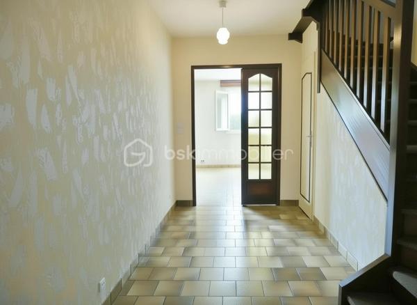 Maison familiale de 100 m² environ, 4 pièces (3 chambres + bureau)

Cette maison  offre un agencement fonctionnel et des volumes agréables. 

Le rez-de-chaussée vous accueil sur une grande entrée desservant la pièce de vie et la cuisine. 

La cuisine peut facilement s'ouvrir sur le salon-séjour, qui donne sur le jardin, offrant un bel enchaînement entre intérieur et extérieur, un toilette et un placard complète ce niveau.

Le garage est accessible depuis la maison et s'ouvre également sur le jardin.

 À l'étage, un palier dessert trois chambres et une salle de bain avec toilette.

 Fenêtres en double vitrage, garage et agencement fonctionnel pour une vie de famille confortable.

Travaux de modernisation à prévoir (cuisine, salle de bain et rafraîchissement général), offrant un excellent potentiel de personnalisation.

La maison bénéficie de la proximité des commerces de proximité   des écoles (maternelle, primaire et collèges)
Les transports en commun locaux (TAO Ligne 2 permettent des liaisons régulières vers Orléans) .

Dans le cadre de votre projet d’acquisition et conformément aux dispositions de la loi ELAN, nous souhaitons vous informer de vos droits avant la visite du bien que vous envisagez. 
Nous vous rappelons que vous avez la possibilité de vous faire accompagner, lors de la visite, par un professionnel de la construction de votre choix (architecte, expert en bâtiment, maître d’œuvre, artisan, etc.). 
Cette démarche peut vous permettre d’obtenir un avis technique éclairé sur l’état du bien, d’identifier d’éventuels travaux à prévoir et de sécuriser votre projet d’acquisition. 
Nous vous remercions de bien vouloir nous informer en amont de la visite si vous souhaitez être accompagné(e), afin de faciliter l’organisation de celle-ci dans les meilleures conditions.


Visite sur rendez-vous. N'attendez plus contactez-moi