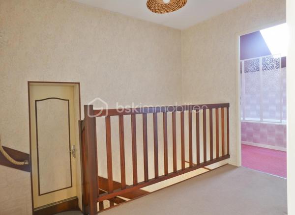 Maison familiale de 100 m² environ, 4 pièces (3 chambres + bureau)

Cette maison  offre un agencement fonctionnel et des volumes agréables. 

Le rez-de-chaussée vous accueil sur une grande entrée desservant la pièce de vie et la cuisine. 

La cuisine peut facilement s'ouvrir sur le salon-séjour, qui donne sur le jardin, offrant un bel enchaînement entre intérieur et extérieur, un toilette et un placard complète ce niveau.

Le garage est accessible depuis la maison et s'ouvre également sur le jardin.

 À l'étage, un palier dessert trois chambres et une salle de bain avec toilette.

 Fenêtres en double vitrage, garage et agencement fonctionnel pour une vie de famille confortable.

Travaux de modernisation à prévoir (cuisine, salle de bain et rafraîchissement général), offrant un excellent potentiel de personnalisation.

La maison bénéficie de la proximité des commerces de proximité   des écoles (maternelle, primaire et collèges)
Les transports en commun locaux (TAO Ligne 2 permettent des liaisons régulières vers Orléans) .

Dans le cadre de votre projet d’acquisition et conformément aux dispositions de la loi ELAN, nous souhaitons vous informer de vos droits avant la visite du bien que vous envisagez. 
Nous vous rappelons que vous avez la possibilité de vous faire accompagner, lors de la visite, par un professionnel de la construction de votre choix (architecte, expert en bâtiment, maître d’œuvre, artisan, etc.). 
Cette démarche peut vous permettre d’obtenir un avis technique éclairé sur l’état du bien, d’identifier d’éventuels travaux à prévoir et de sécuriser votre projet d’acquisition. 
Nous vous remercions de bien vouloir nous informer en amont de la visite si vous souhaitez être accompagné(e), afin de faciliter l’organisation de celle-ci dans les meilleures conditions.


Visite sur rendez-vous. N'attendez plus contactez-moi