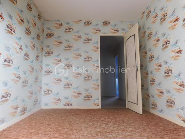 Maison familiale de 100 m² environ, 4 pièces (3 chambres + bureau)

Cette maison  offre un agencement fonctionnel et des volumes agréables. 

Le rez-de-chaussée vous accueil sur une grande entrée desservant la pièce de vie et la cuisine. 

La cuisine peut facilement s'ouvrir sur le salon-séjour, qui donne sur le jardin, offrant un bel enchaînement entre intérieur et extérieur, un toilette et un placard complète ce niveau.

Le garage est accessible depuis la maison et s'ouvre également sur le jardin.

 À l'étage, un palier dessert trois chambres et une salle de bain avec toilette.

 Fenêtres en double vitrage, garage et agencement fonctionnel pour une vie de famille confortable.

Travaux de modernisation à prévoir (cuisine, salle de bain et rafraîchissement général), offrant un excellent potentiel de personnalisation.

La maison bénéficie de la proximité des commerces de proximité   des écoles (maternelle, primaire et collèges)
Les transports en commun locaux (TAO Ligne 2 permettent des liaisons régulières vers Orléans) .

Dans le cadre de votre projet d’acquisition et conformément aux dispositions de la loi ELAN, nous souhaitons vous informer de vos droits avant la visite du bien que vous envisagez. 
Nous vous rappelons que vous avez la possibilité de vous faire accompagner, lors de la visite, par un professionnel de la construction de votre choix (architecte, expert en bâtiment, maître d’œuvre, artisan, etc.). 
Cette démarche peut vous permettre d’obtenir un avis technique éclairé sur l’état du bien, d’identifier d’éventuels travaux à prévoir et de sécuriser votre projet d’acquisition. 
Nous vous remercions de bien vouloir nous informer en amont de la visite si vous souhaitez être accompagné(e), afin de faciliter l’organisation de celle-ci dans les meilleures conditions.


Visite sur rendez-vous. N'attendez plus contactez-moi